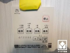 浴室暖房乾燥機付き。真冬の寒い浴室を暖かく、また雨の日の洗濯物の乾燥にと多用途に活躍する機能です。