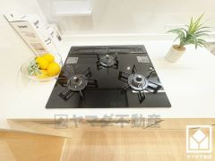 家族のごはん作りがはかどる。同時調理ができる3口コンロ付き。