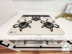 家族のごはん作りがはかどる。同時調理ができる3口コンロ付き。