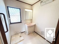 小さなお子様のお風呂上りもこのスペースがあればゆったりとして頂けます。室内洗濯機置場がございますので、天候に左右されず洗濯していただけます。