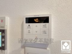 ボタン1つで自動でお湯張りができる自動給湯リモコンです。