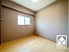 約4.5帖の洋室です。お子様のお部屋などにも丁度良い広さです