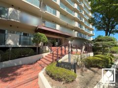 緑に囲まれたエントランスが、都心の喧騒を忘れさせる。自然と調和する、美しい迎賓空間。