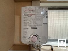 キッチンには瞬間湯沸かし器を完備。温かいお湯をいつでもご利用いただけます。