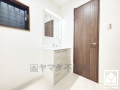 小さなお子様のお風呂上りもこのスペースがあればゆったりとして頂けます。