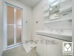 小さなお子様のお風呂上りもこのスペースがあればゆったりとして頂けます。室内洗濯機置場がございますので、天候に左右されず洗濯していただけます。