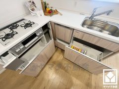 対面式キッチンなのでお料理中でもお子様の様子が分かって安心です。L型なので作業動線が最短距離で効率良く動けます。コーナー部分の作業スペースをより広く確保できているのも魅力です。