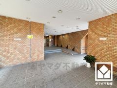 広々とした明るいエントランスです。