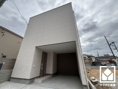 玄関は防犯性と利便性を両立したスマートキー仕様のダブルロックドアです。