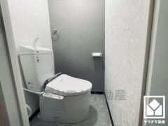 明るく清潔感溢れるトイレです。温水洗浄便座付きで、季節を問わずいつでも温かい便座をお使いいただけます。