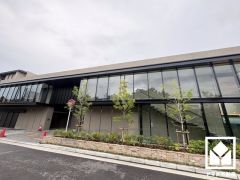 明るく清潔感溢れるトイレは温水洗浄便座付き。季節を問わずいつでも温かい便座をお使いいただけます。