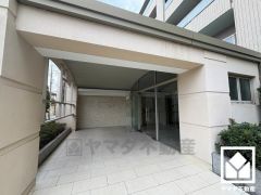 上質な素材と洗練されたデザインが織りなすエントランス。住まう人の誇りを感じさせる、優雅な迎えの空間。