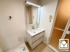 収納付きでスッキリお使い頂ける3面鏡の洗面台です。洗面ボウルが広めなので、忙しい朝でも身支度がしやすく時短になります。