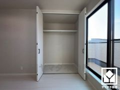 新たに家具を買わなくても良いので、ハンガーパイプ付きのクローゼットは嬉しいですね。