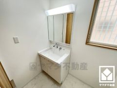 収納付きでスッキリお使い頂ける3面鏡の洗面台です。洗面ボウルが広めなので、忙しい朝でも身支度がしやすく時短になります。