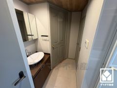 小さなお子様のお風呂上りもこのスペースがあればゆったりとして頂けます。室内洗濯機置場がございますので、天候に左右されず洗濯していただけます。