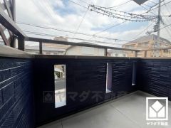 南北両面バルコニーで陽当たり、風通し良好。2階に2か所、3階に1か所の合計3か所バルコニーがございますので、お洗濯物をたっぷりと干す事ができます。