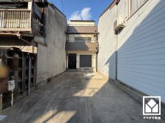 駐車スペースを並列2台分確保。重い荷物や雨の日の移動もスムーズで、快適なカーライフを実現。来客時にも便利です。