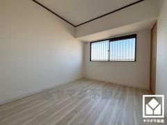 約5.9帖の洋室です。全居室に窓がございます。明るい陽光がたっぷり差し込む心地よい生活空間です。