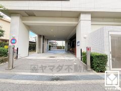 駐車場出入口はロボットゲート付きで、盗難やいたずらを防止します。