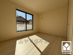 約6.5帖の2階洋室です。バルコニーにつながるお部屋で、通風・陽当たり良好。