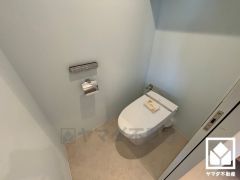 お手入れがしやすく節水効果も高いLIXILのタンクレストイレです。トイレットペーパーのストックや消耗品置き場などとしてお使いいただける吊戸棚がございます。