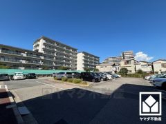 広々とした駐車スペースで、ストレスのない駐車を実現。日々の暮らしをより快適にサポートします。