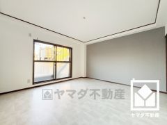 約9帖の3階洋室です。バルコニーにつながるお部屋で、通風・陽当たり良好。