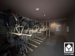 サイクルラックの設置された屋内駐輪場を完備。スッキリ整理されて、自転車同士の接触や転倒の心配がございません。