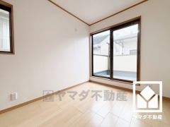 約6帖の2階東側洋室です。バルコニーにつながるお部屋で、通風・陽当たり良好。