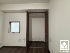 クローゼットは奥行きがあるので、収納力も申し分ありません。