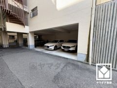 敷地内に駐車場を完備。重い荷物や雨の日の移動もスムーズで、快適なカーライフを実現。空き状況等は弊社スタッフまでお気軽にお問い合わせください。