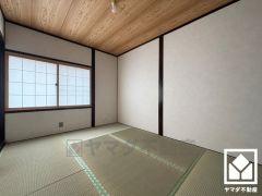 約6帖の和室です。陽光がたっぷり差し込む洗練された和の空間。温かみのある畳のスッキリとしたデザインが、暮らしを心地よく彩ります。