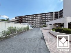 東側に緑豊かな武庫川が流れています。川沿いのサイクリングロードの起点が徒歩圏内で、四季折々の自然を感じながらお散歩やジョギング・サイクリングなどの運動も楽しめる住環境です。