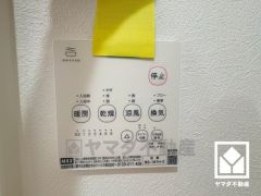 浴室暖房乾燥機付き。真冬の寒い浴室を暖かく、また雨の日の洗濯物の乾燥にと多用途に活躍する機能です。