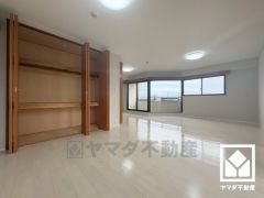 広々22.4帖のLDKが魅力。家族全員がリラックスできる、ゆったりとした快適リビングで温かい団らんの時間を。