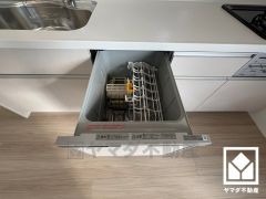 毎日の家事の負担を軽減でき、水道代の節約にもなる食器洗乾燥機付き。