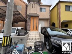 階段下や2階ホールにも収納スペースがあり、住空間を広々お使いいただけます。日用品のストックなどもすっきり片付きます。