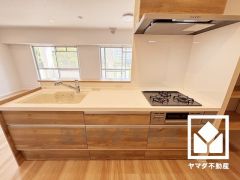 カウンターキッチンなので配膳や片付けがしやすく、お料理中でもお子様の様子が分かって安心です。毎日の料理がもっとスムーズになる、便利な3口コンロ付き。