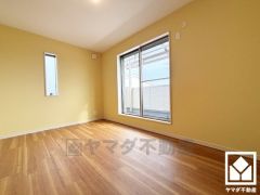 バルコニーにつながるお部屋で、通風・陽当たり良好。