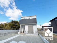 駐車スペースを並列2台分確保。重い荷物や雨の日の移動もスムーズで、快適なカーライフを実現。来客時にも便利です。