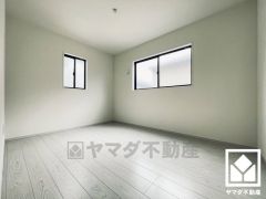 約6帖の洋室です。全居室に窓がございます。明るい陽光がたっぷり差し込む心地よい生活空間です。