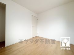 おしゃれなオープンクローゼットで、家具の配置もしやすいです。