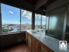 大きな窓付きで明るいサニタリースペース。ワイドなフルフラットカウンター付きの洗面台で、忙しい朝でも身支度がしやすく時短になります。お手入れもラクラクです。