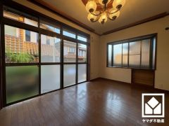 約6帖の1階洋室です。出窓付きで明るくメリハリのある空間です。