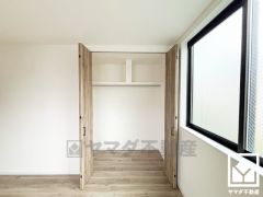 新たに家具を買わなくても良いので、ハンガーパイプ付きのクローゼットは嬉しいですね。