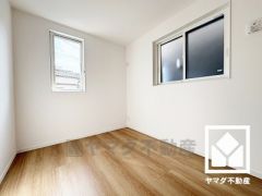 約4.5帖の洋室です。お子様のお部屋などにも丁度良い広さです。