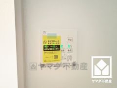 浴室暖房乾燥機付き。真冬の寒い浴室を暖かく、また雨の日の洗濯物の乾燥にと多用途に活躍する機能です。