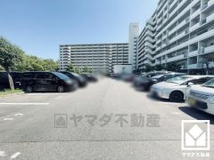 敷地内に駐車場を完備。重い荷物や雨の日の移動もスムーズで、快適なカーライフを実現。空き状況はお問い合わせください。