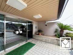 広々とした明るいエントランスには談話スペースがあり、住まう人の憩いの場に。落ち着いた空間で、ほっと一息つける時間を。